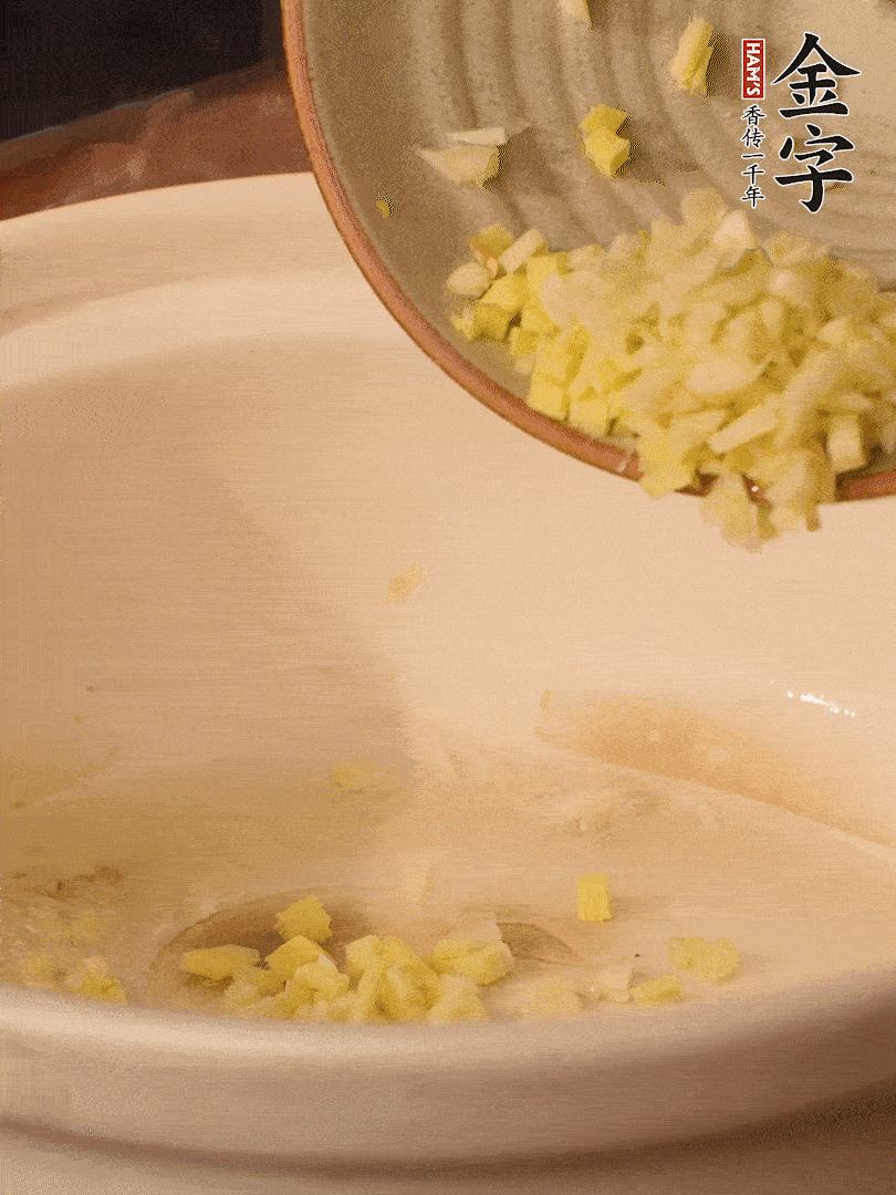 熱油下鍋，姜爆香。下冬瓜略微翻炒。