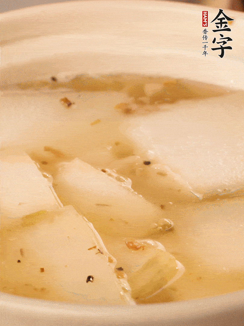 加入適量清水，再放咸肉，淋點(diǎn)黃酒添味。