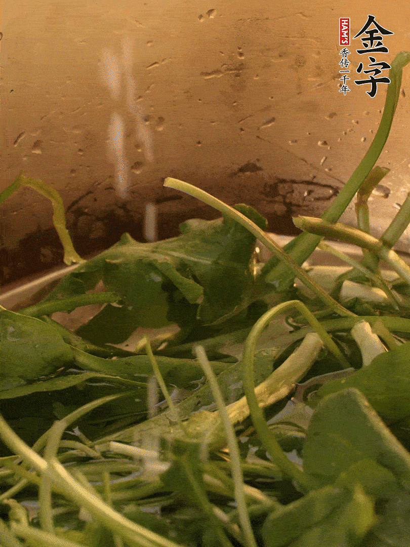 薺菜去掉根部，加小蘇打、鹽熱水沸騰燙軟。