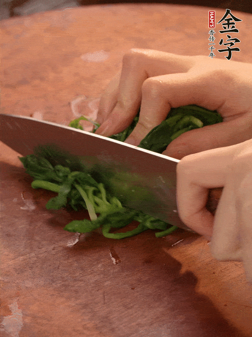 晾涼拽干水份，切碎備用。