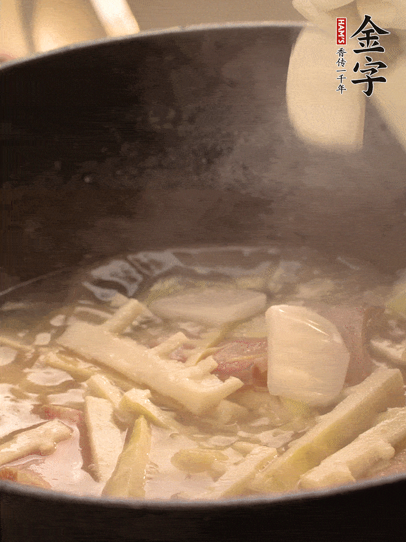 加一點(diǎn)開(kāi)水后，放年糕燜2分鐘至軟。
