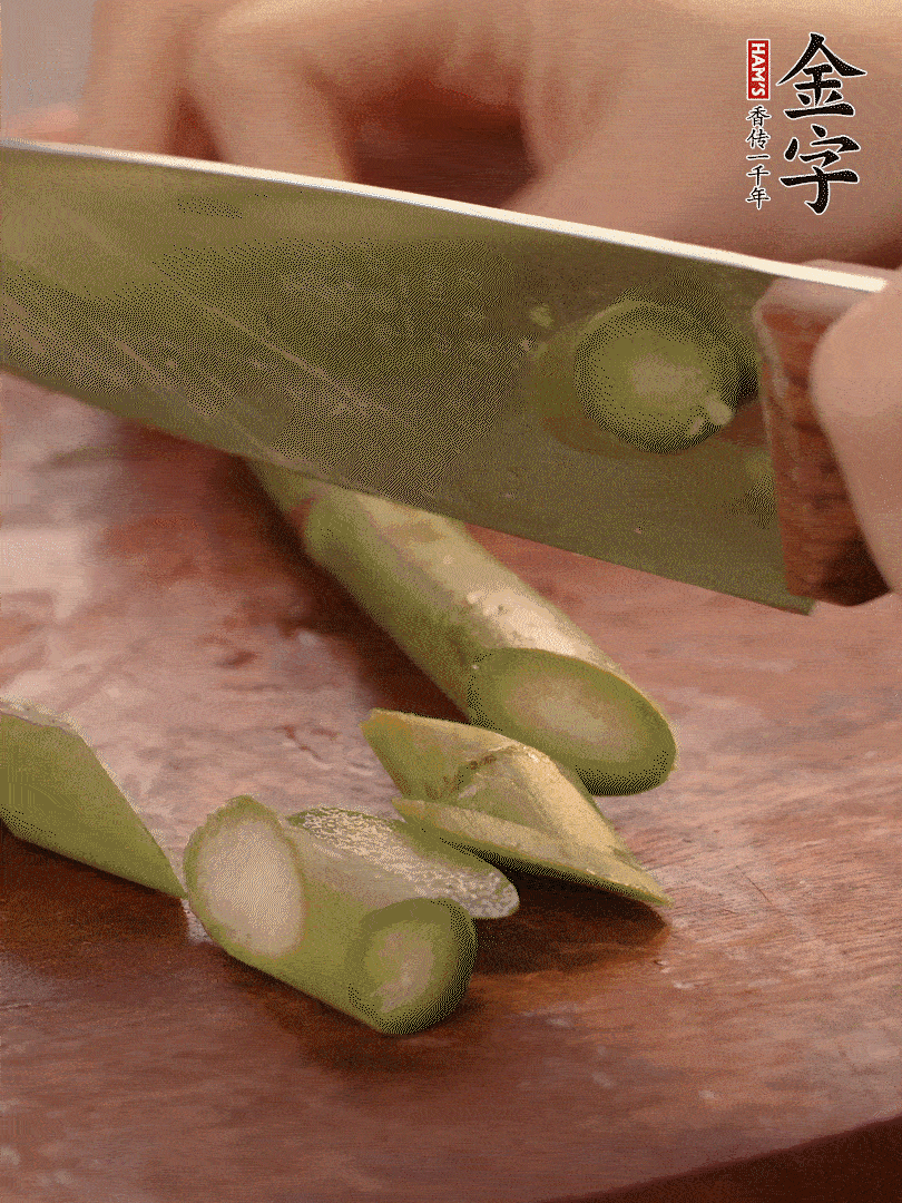 蘆筍去掉底部老的部分，斜切成段。白玉菇去掉根部，日本豆腐切成圓厚片。