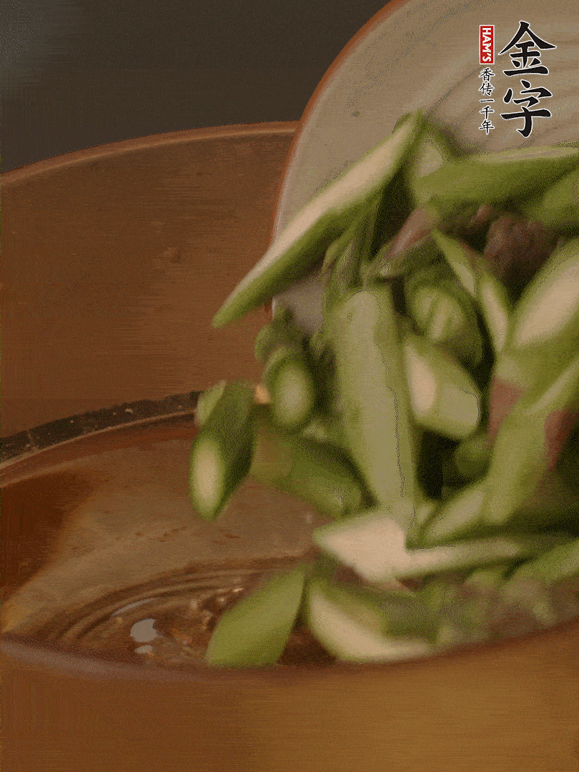 蘆筍、白玉菇焯水30秒備用。