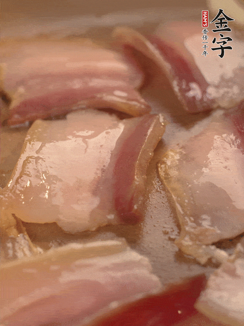 鍋中熱油煸香大蒜、咸肉。