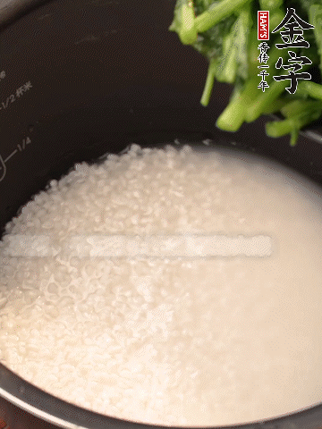 茼蒿、香腸放入浸泡好的大米，水沒過大米半指煮熟。