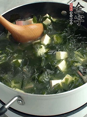煮到沸騰后，再放入豆腐蓋蓋子煮3分鐘。