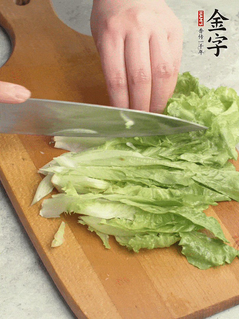胡蘿卜、生菜、黃瓜切絲。