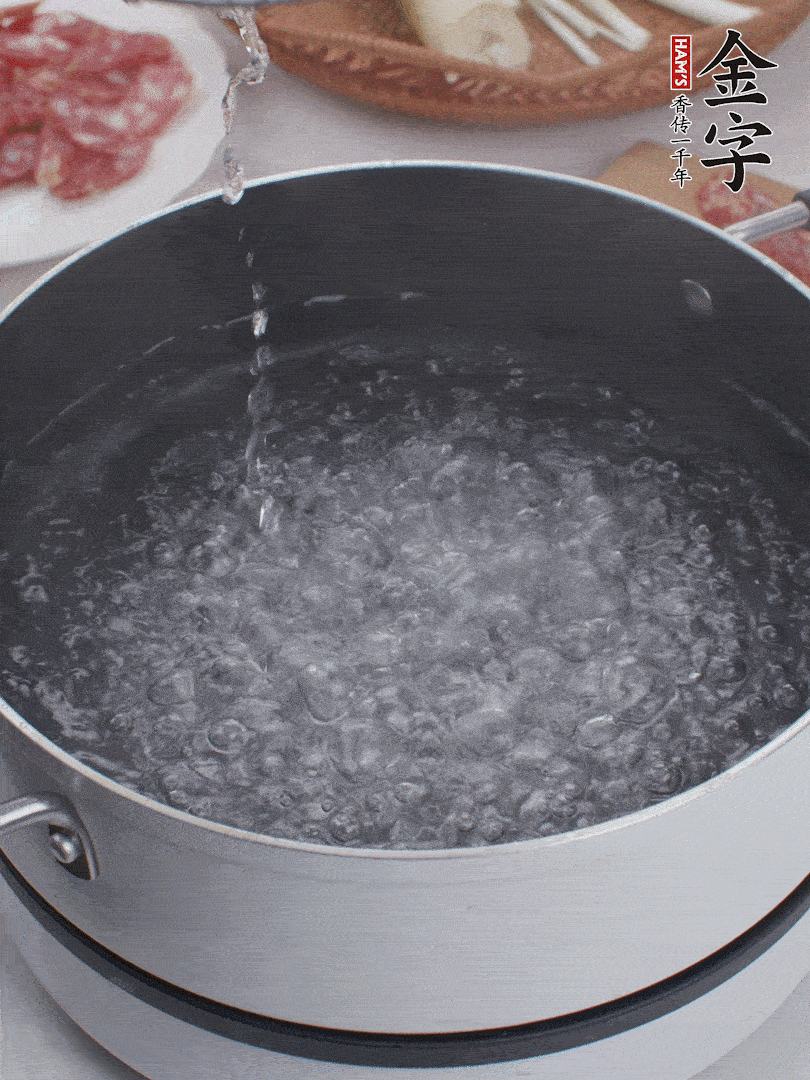 春筍去殼切片，焯水3分鐘。