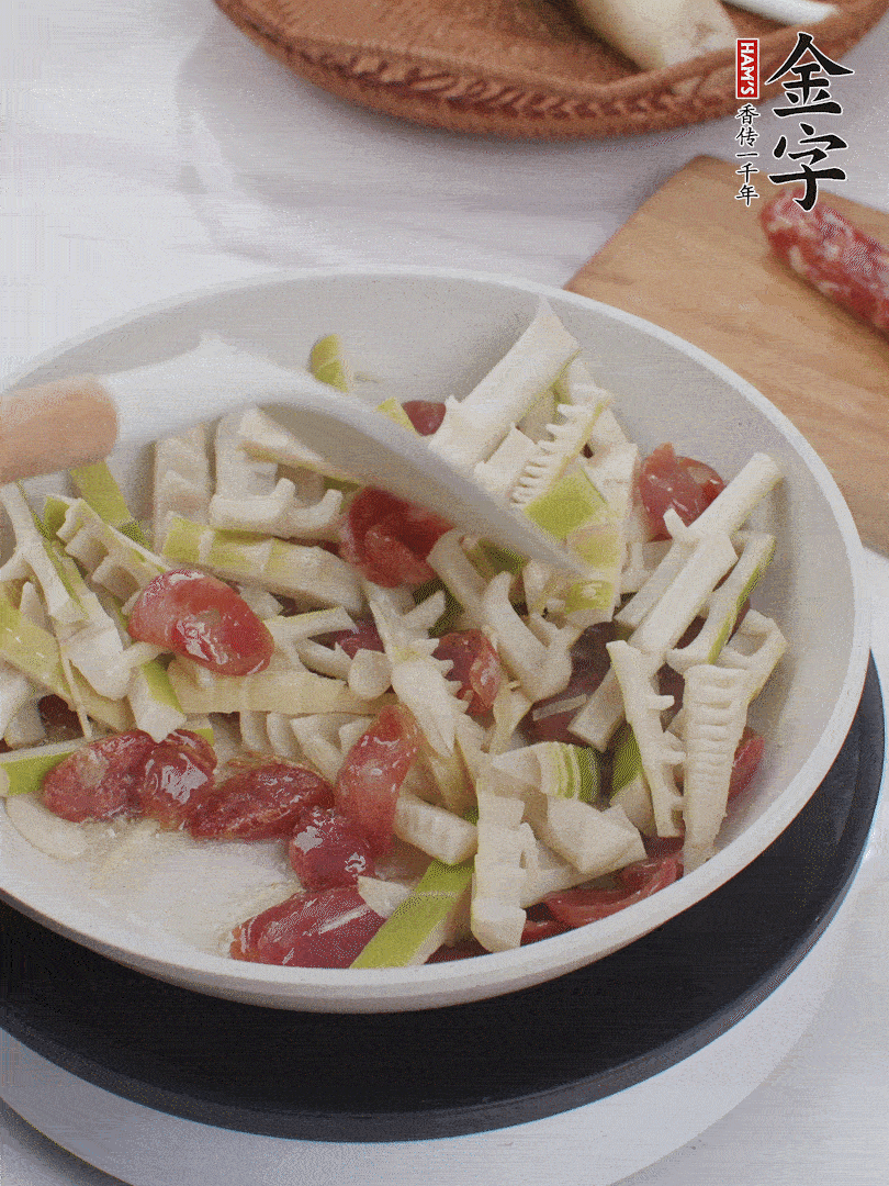 下春筍翻炒均勻，一小撮鹽調(diào)味。