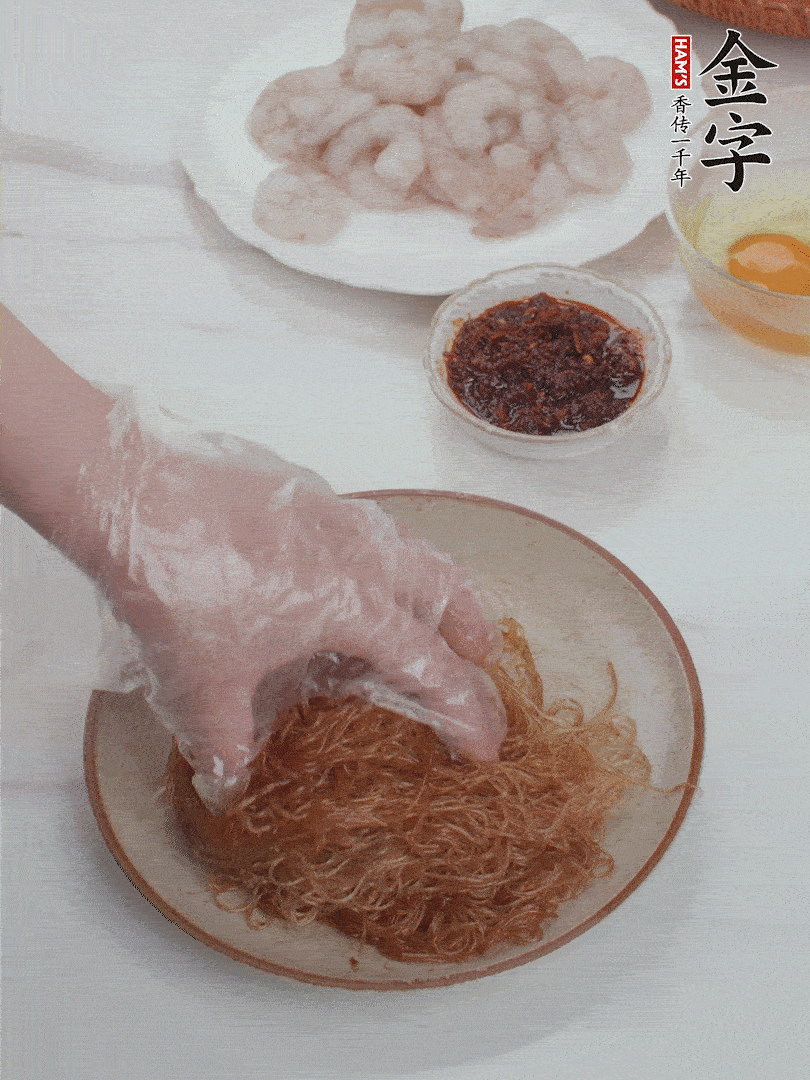 粉絲泡軟后，入沸水煮10秒，撈出后加1/2勺老抽、1/2勺食用油挑松。