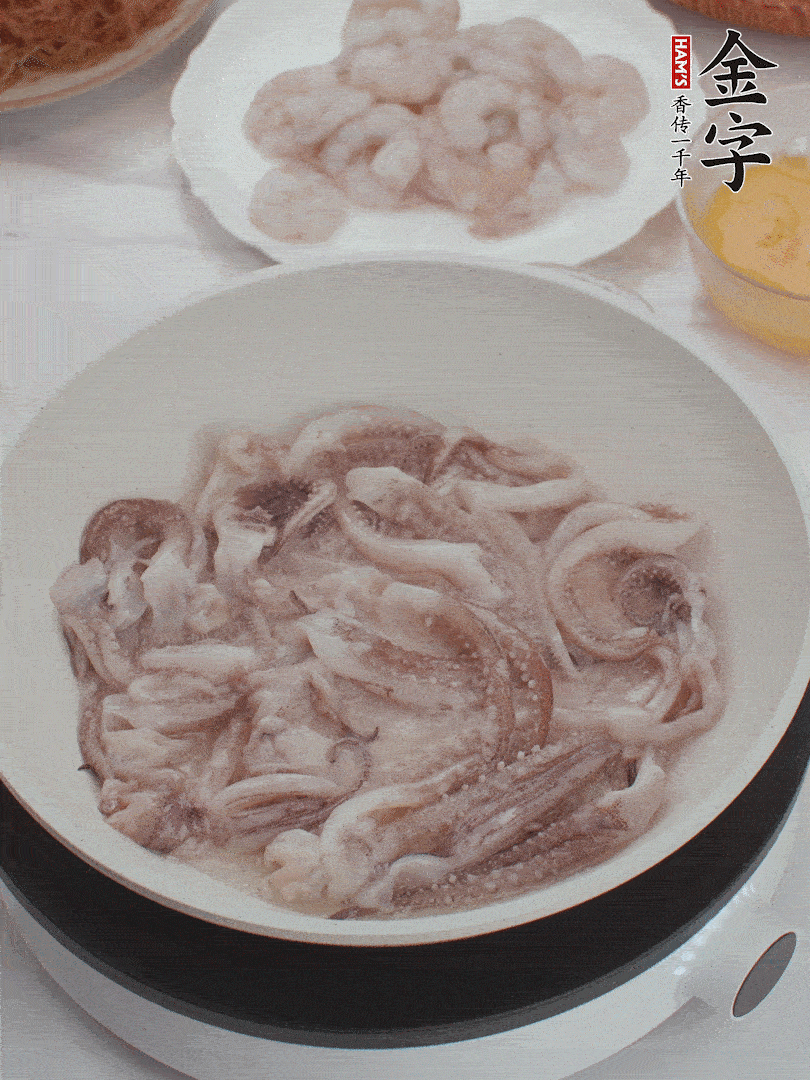 蝦仁、魷魚(yú)滑油，蛋液炒制半熟。