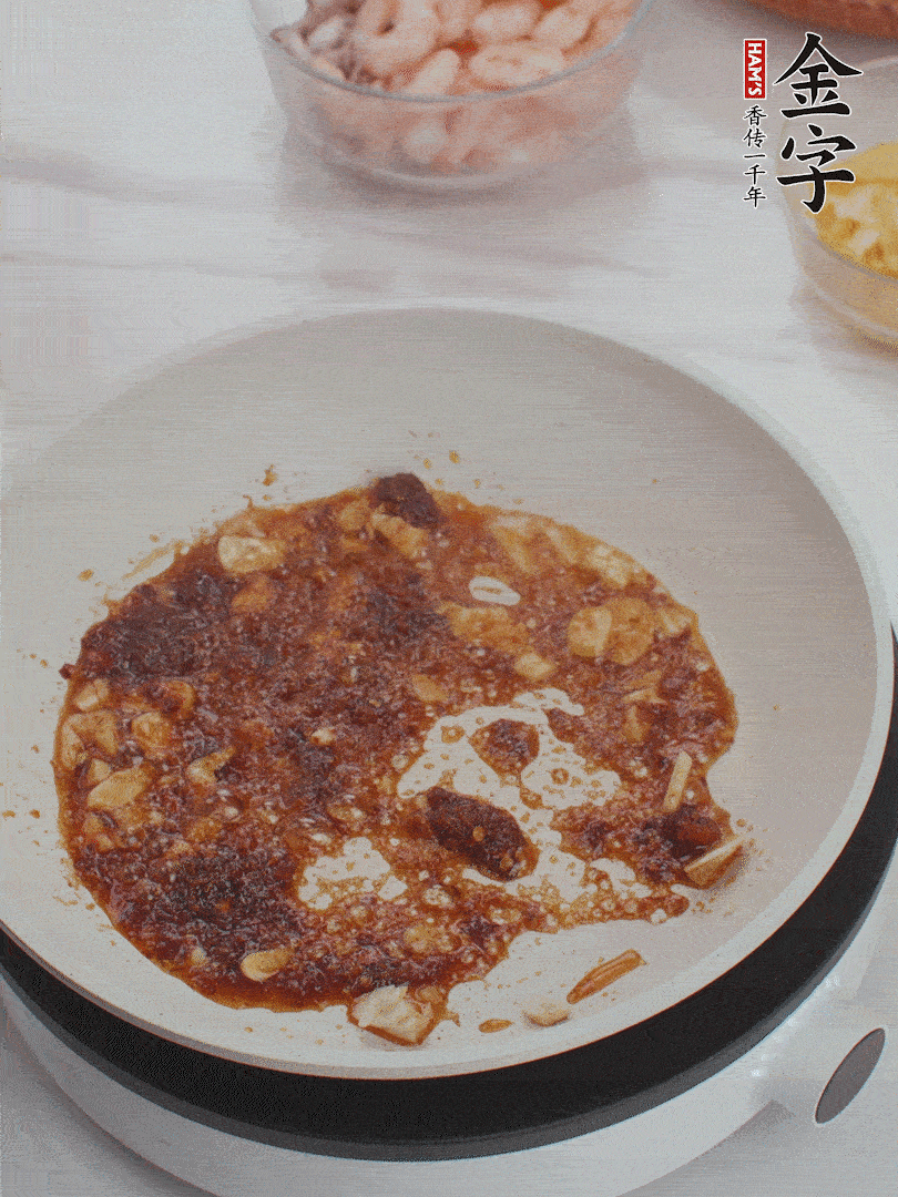 冷鍋熱油，1大勺金字火腿XO醬、蒜末炒香，倒粉絲一起炒。