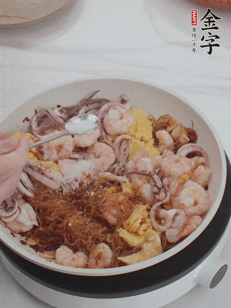 加雞蛋，蝦仁，魷魚(yú)混合。