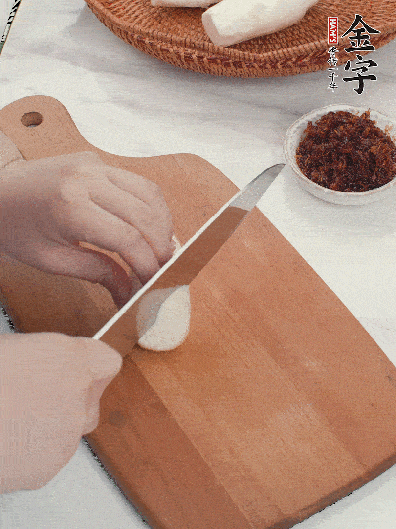 茭白剝殼，洗凈后切滾刀塊。