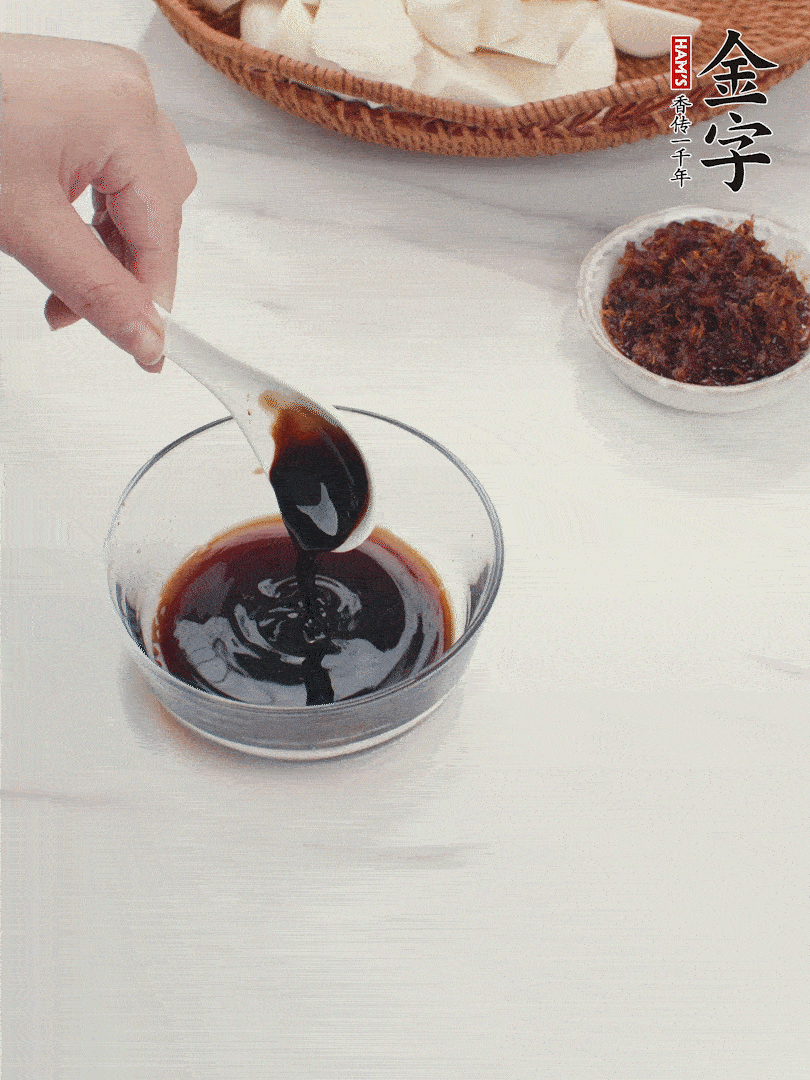 將生抽、老抽、黃酒和白砂糖在小碗里調(diào)成味汁。