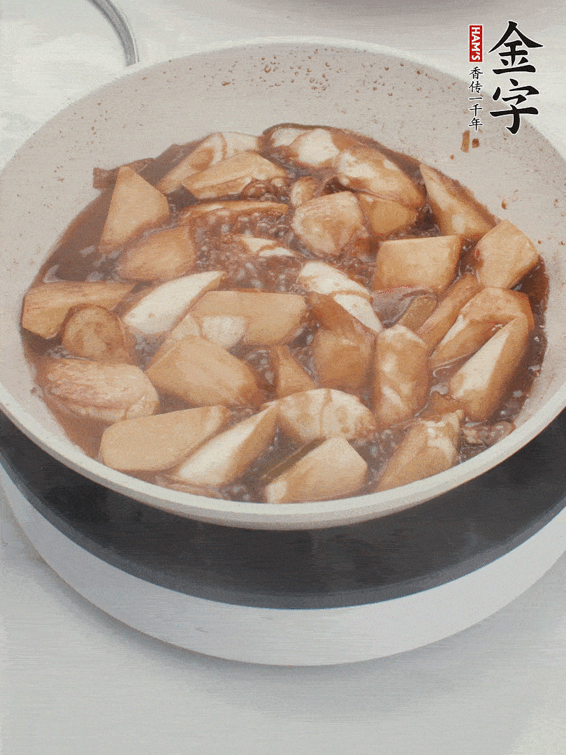 待茭白煸到微微發(fā)黃加入調(diào)好的味汁翻炒。加一小碗清水蓋蓋子燜3-4分鐘。