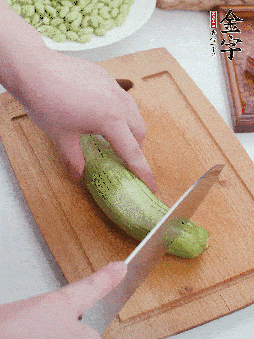 絲瓜去掉外皮，去掉兩端，切成滾刀塊。