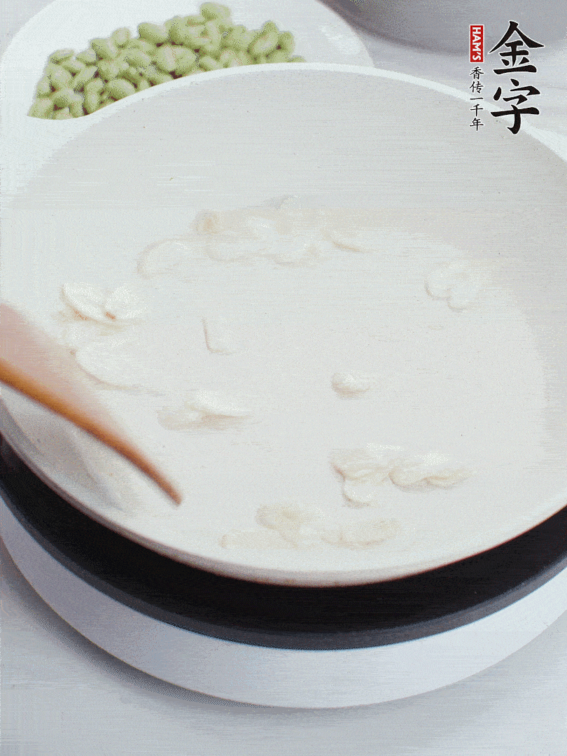 金字淡咸肉煮15分鐘，撈出切片。油5成熱時(shí)，蒜末、咸肉爆香。