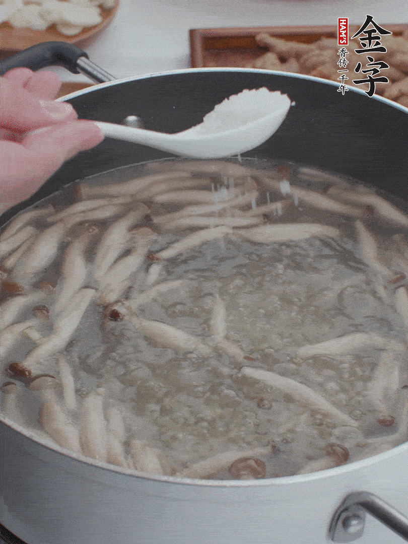 1勺鹽、一點胡椒粉調味。