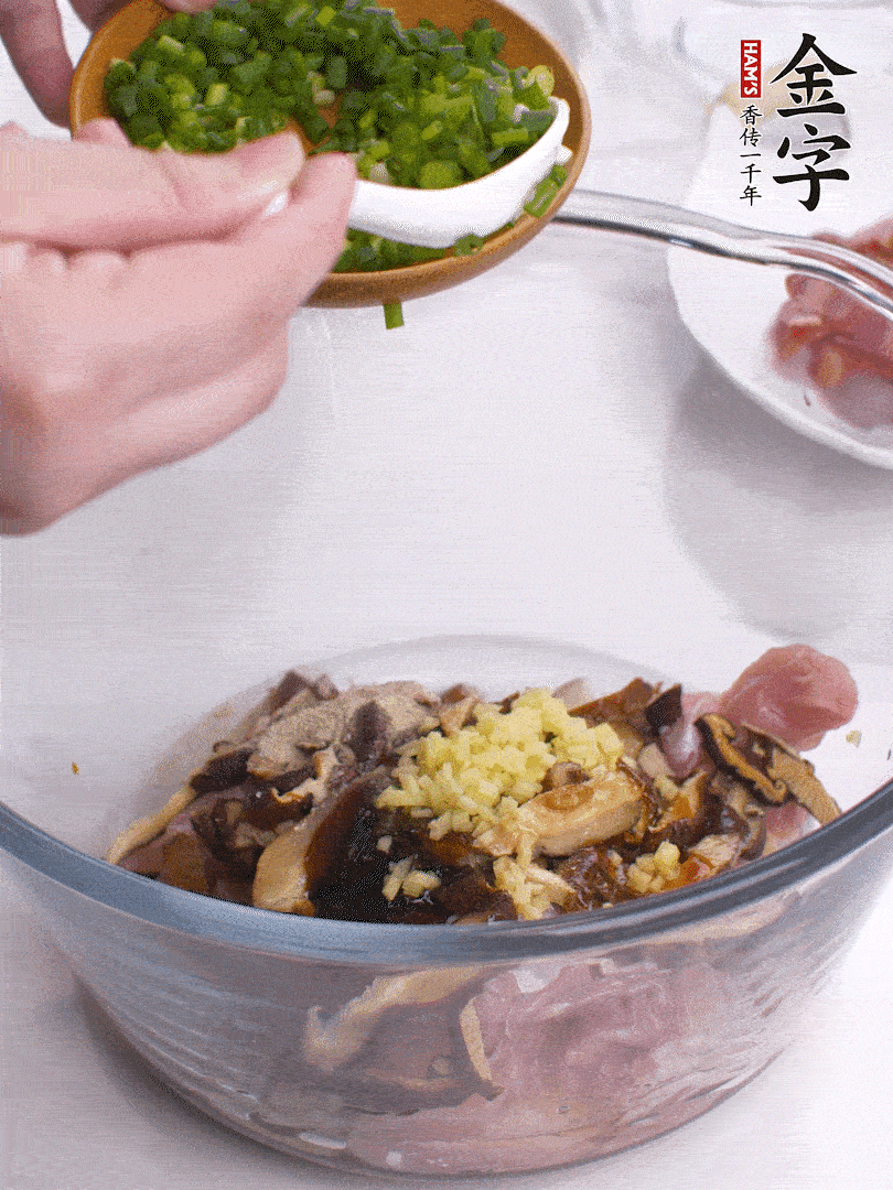 雞肉、香菇混合，加清水1/3杯、料酒1勺、蠔油1勺、鹽1勺、糖1/4勺、白胡椒1/4勺、食用油1勺、香油1/4勺、姜末、蔥花，攪拌均勻腌制2小時。