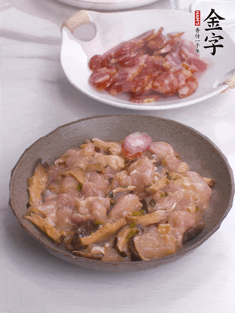 腌制后，雞肉中加淀粉1勺，頂部碼上香腸片。