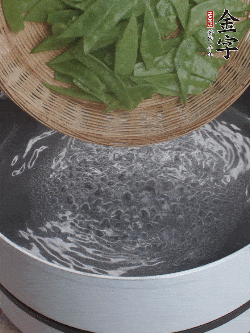 甜豆莢撕掉老筋，斜切兩半，焯水1分鐘。