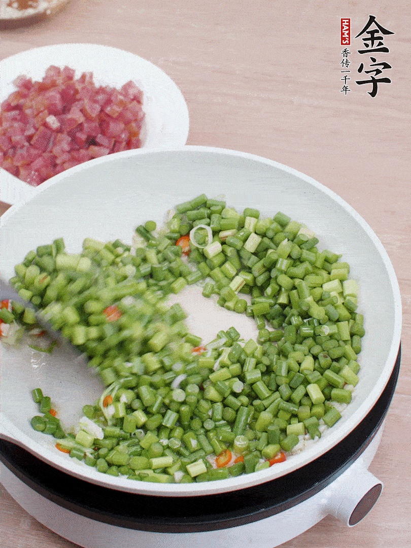 下蒜苔丁、一點鹽翻炒。