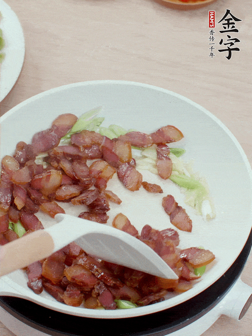 鍋中少許油，姜、蒜白爆香，下臘肉煸出油脂。
