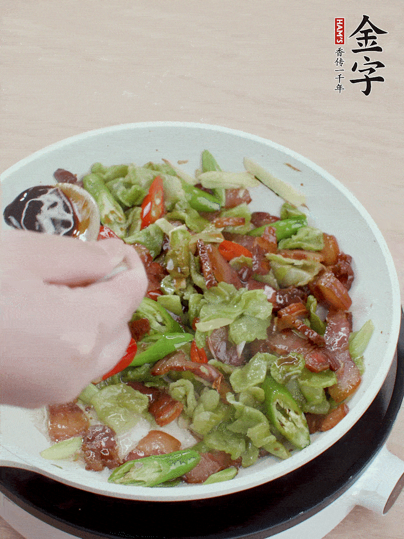 2勺生抽調(diào)味，最后撒蒜葉。