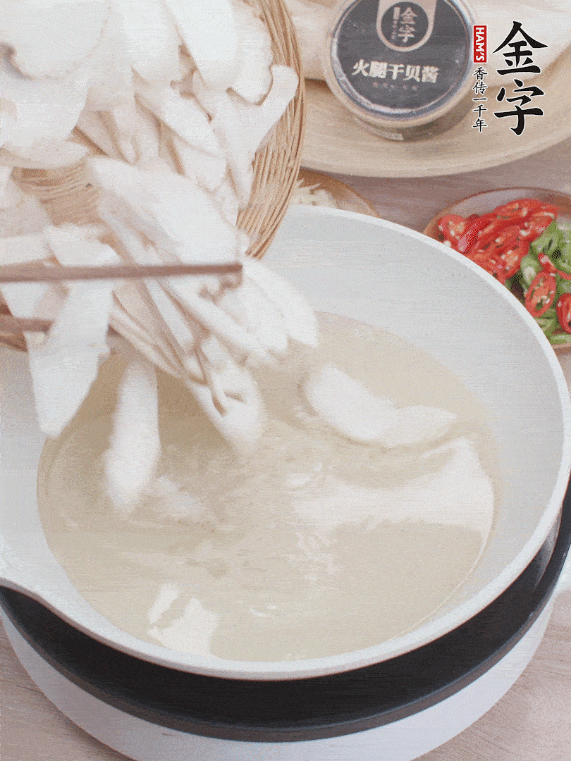 杏鮑菇切成片，油溫7層熱炸2分鐘。