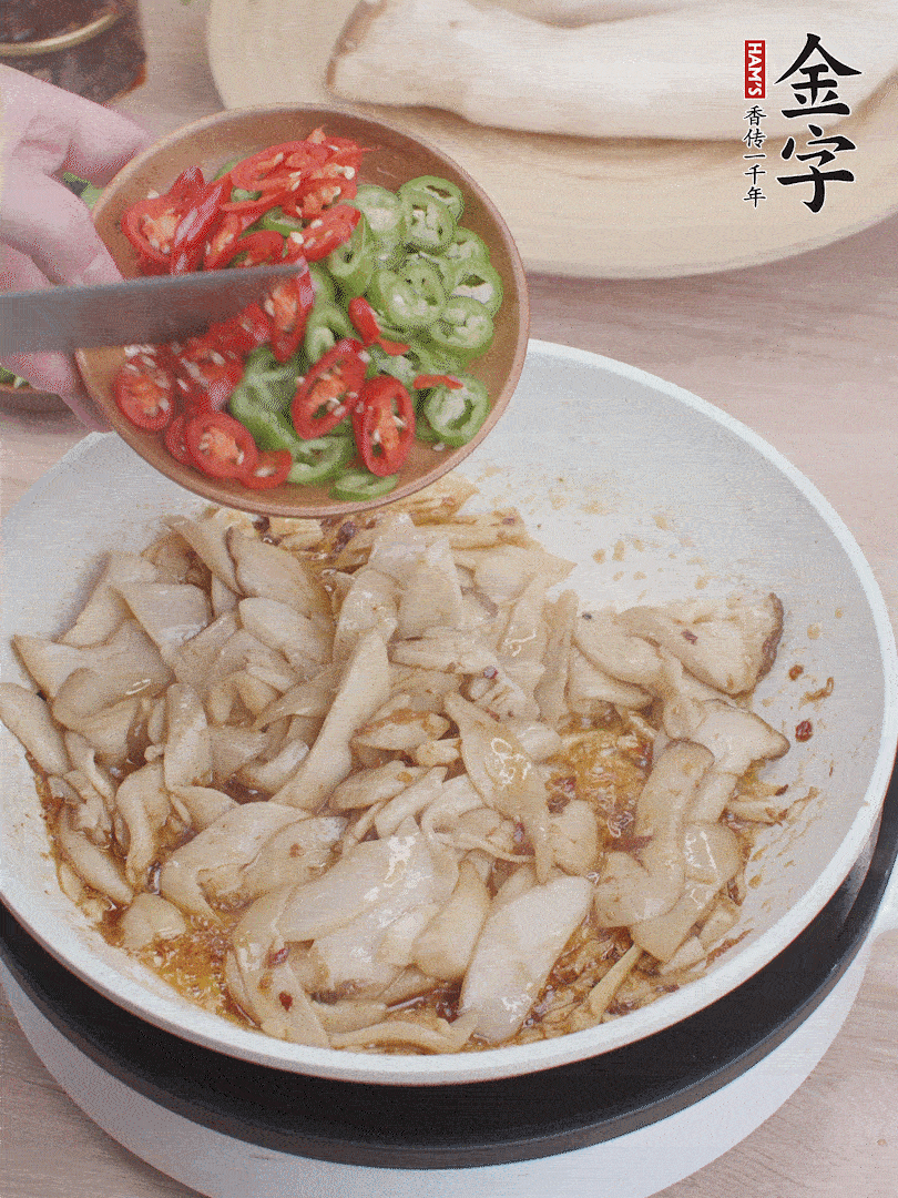 下杏鮑菇、青紅辣椒炒出香味。