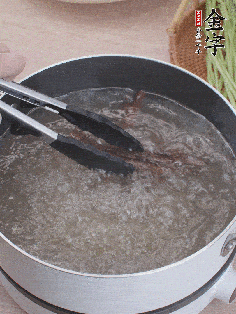 金字醬油肉下鍋煮10分鐘，切薄片。