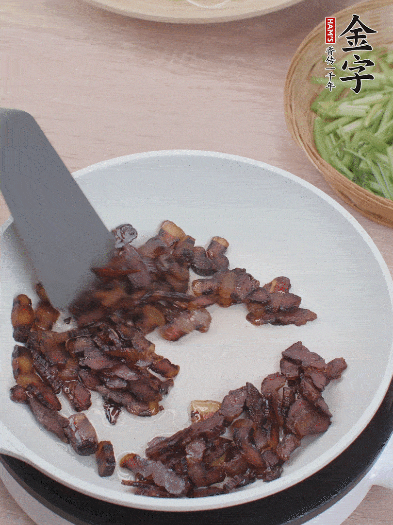 起鍋熱油，煸香醬油肉。