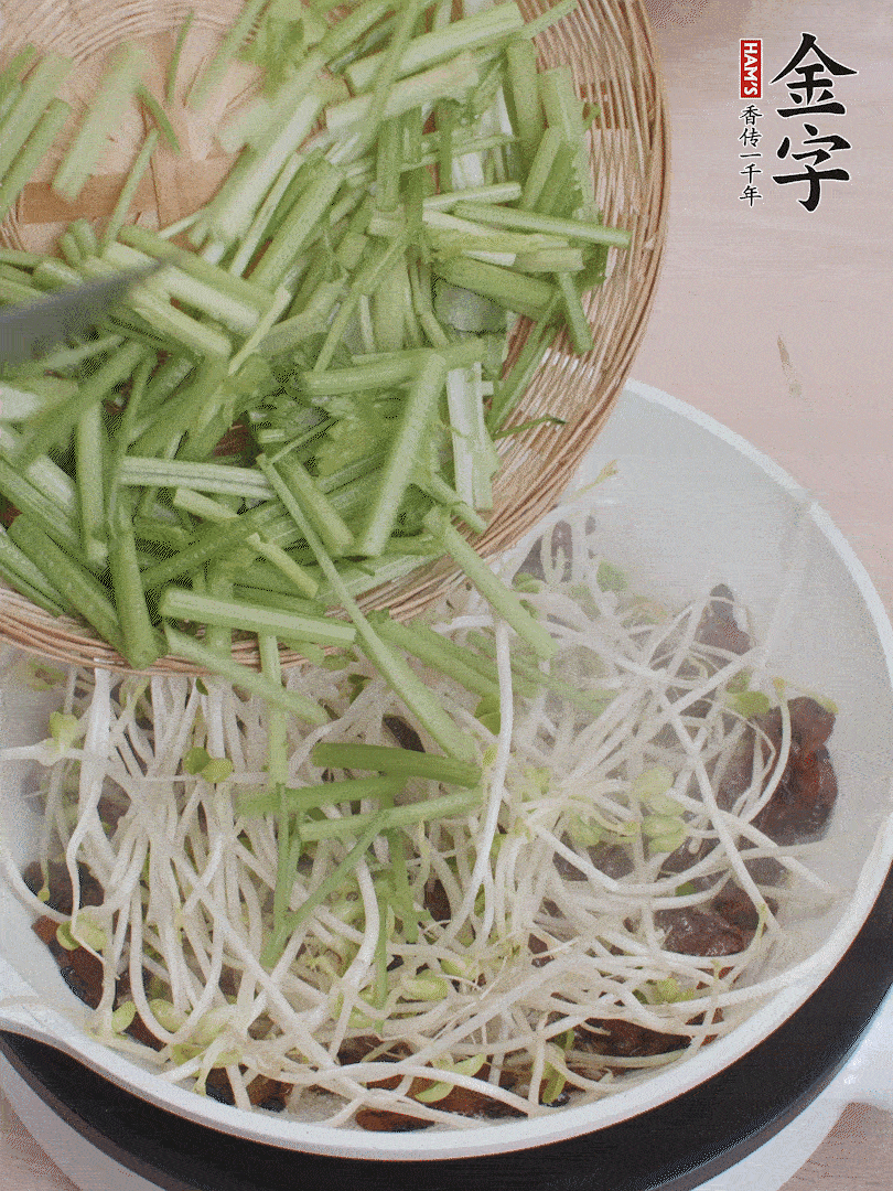 下豆芽、香芹翻炒均勻。