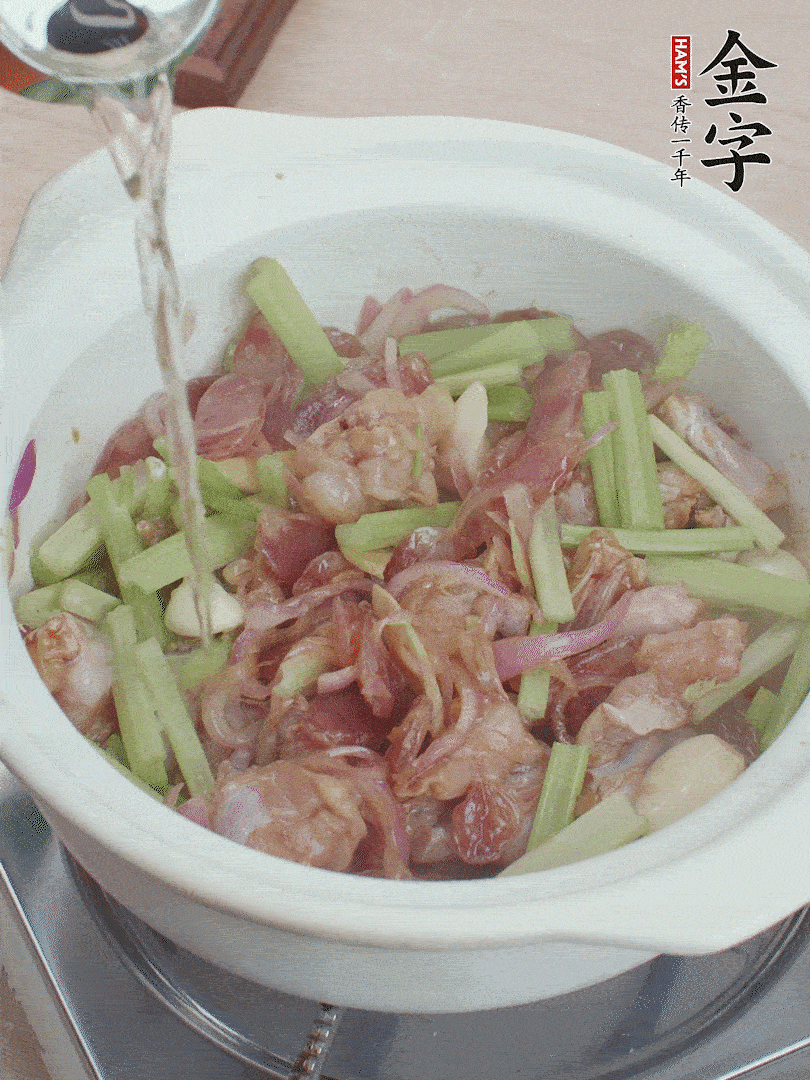 牛蛙變色后，淋點(diǎn)啤酒，加蓋后調(diào)小火燜10分鐘。
