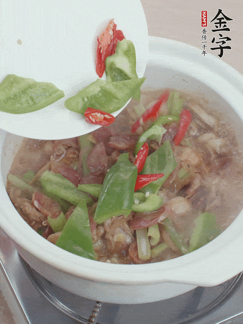 下綠菜椒，翻炒1分鐘。