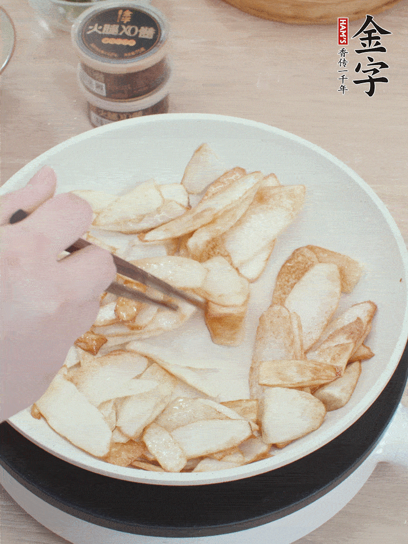 鍋中熱油，山藥煎至兩面金黃。
