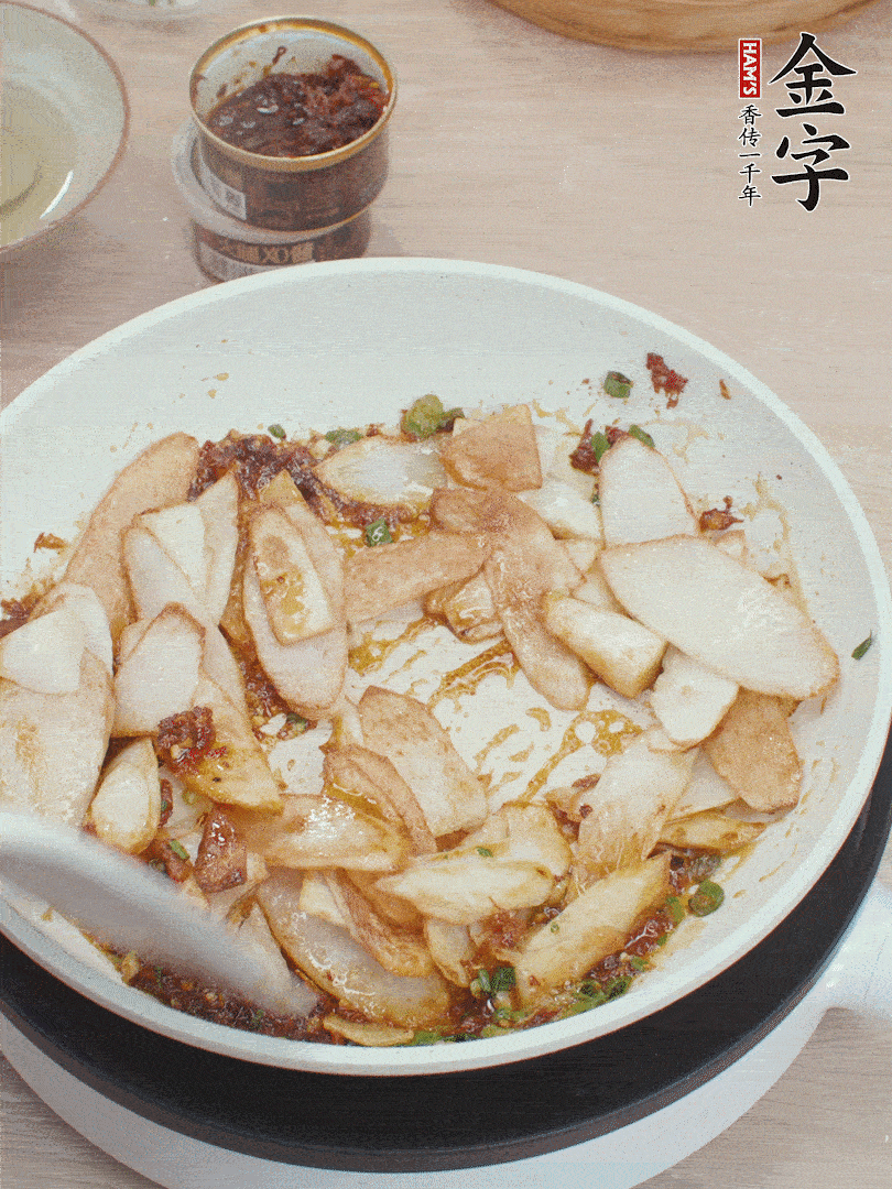 下山藥炒勻，撒蔥花。