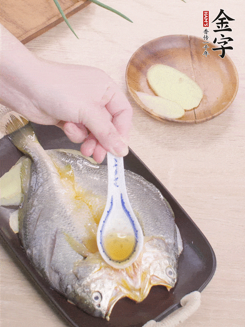 盤底鋪姜片，放黃魚，淋2勺料酒。