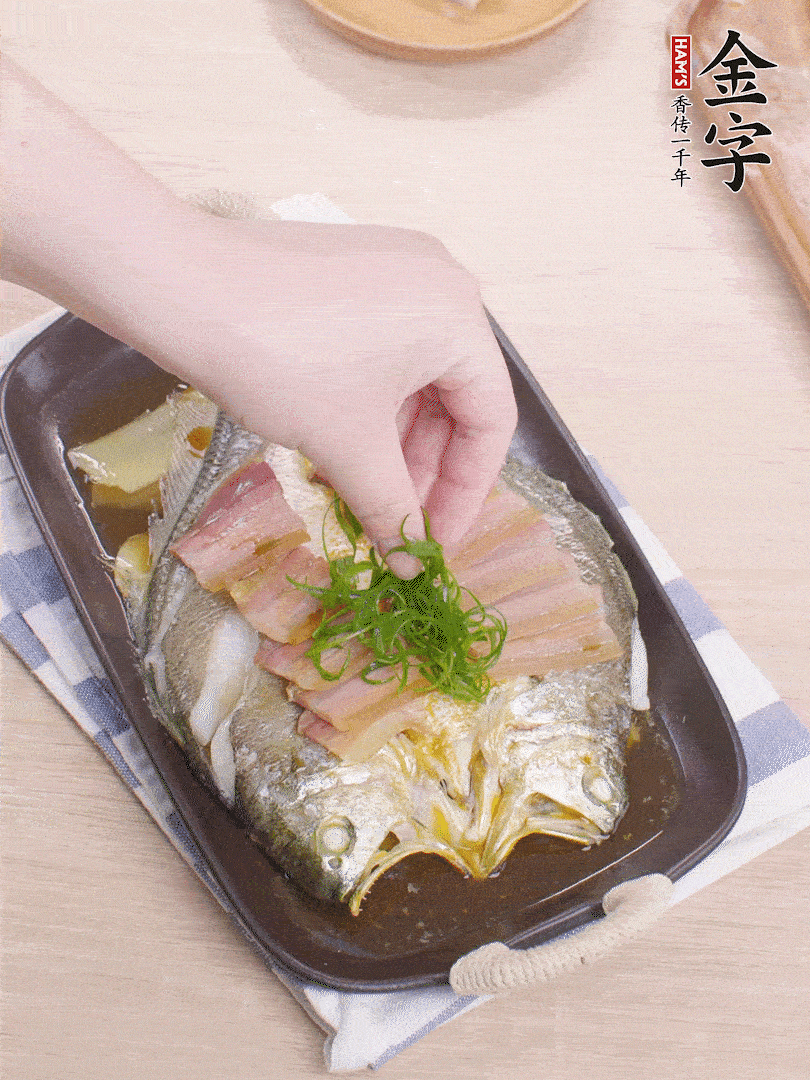 取出姜蔥，淋2勺蒸魚豉油，擺蔥絲。