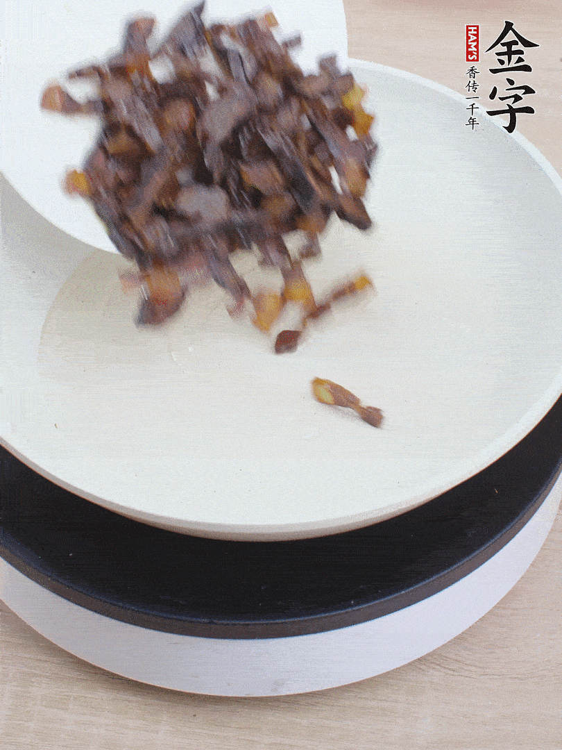 油熱倒醬油肉，編出香味。