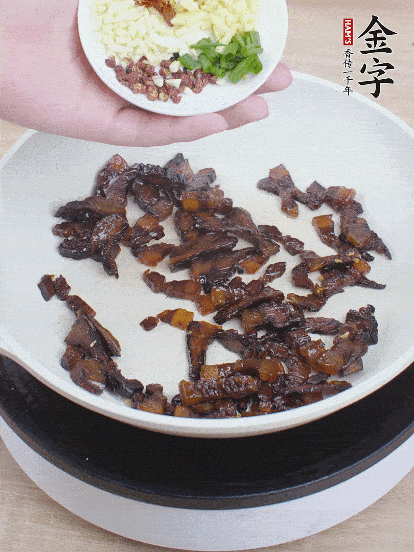 下蔥姜蒜、干辣椒、花椒粒炒香。