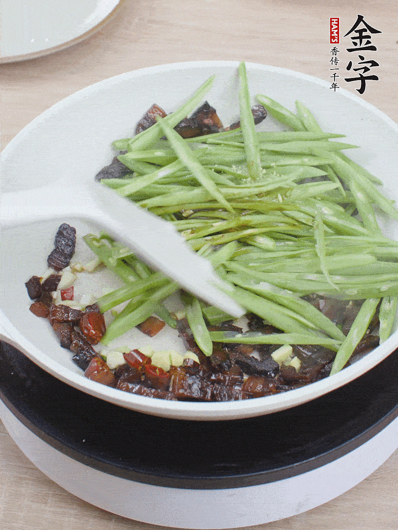 下豆角，生抽、雞精調(diào)味，炒到斷生。