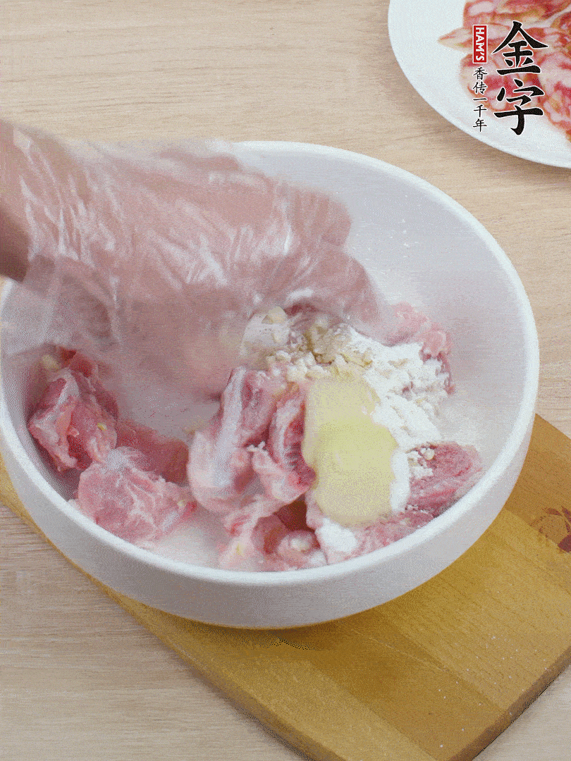 洗凈的小排，加鹽、姜、蒜末、淀粉、胡椒粉抓勻，腌制15分鐘。