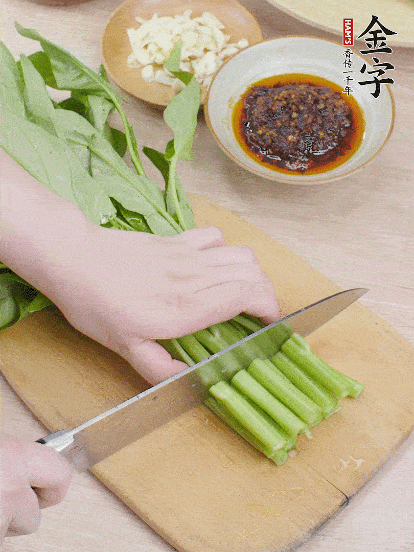 空心菜切段，大蒜拍碎切末。