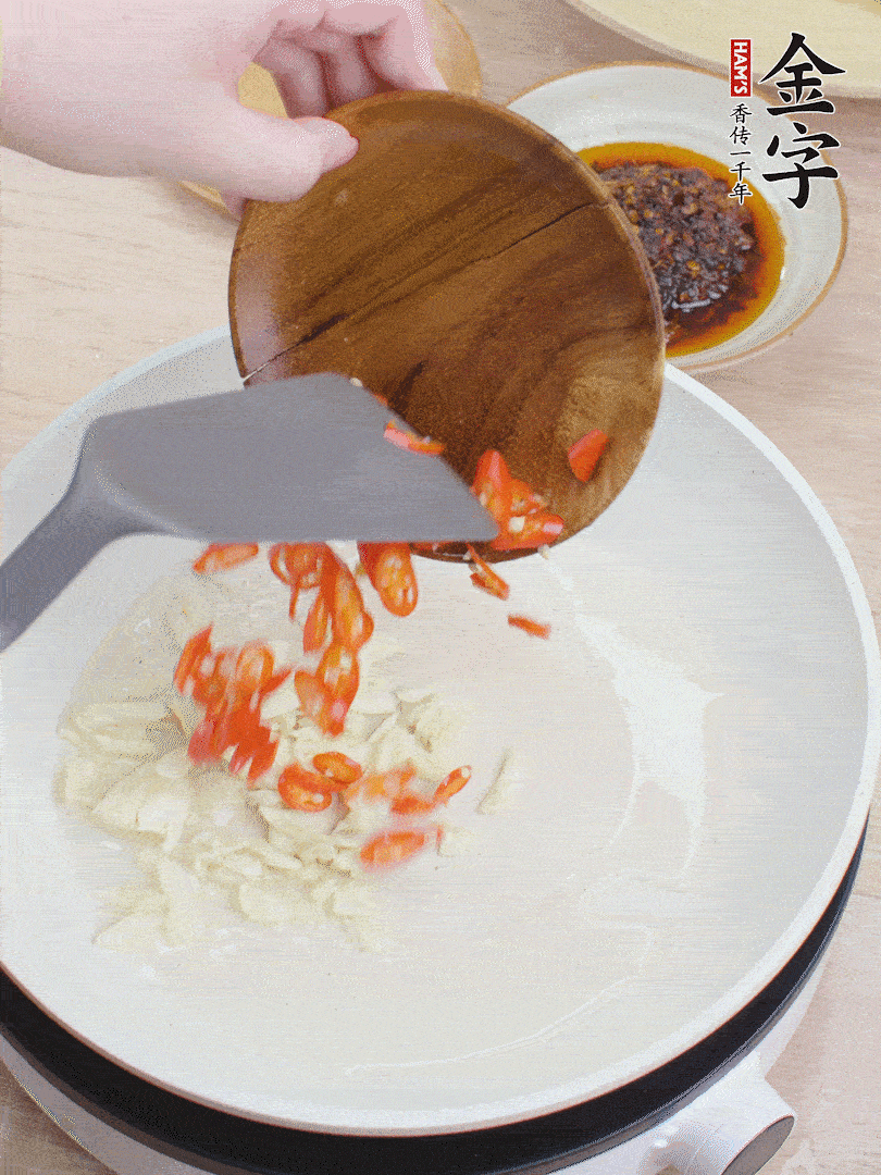 油熱煸香蒜末、辣椒。