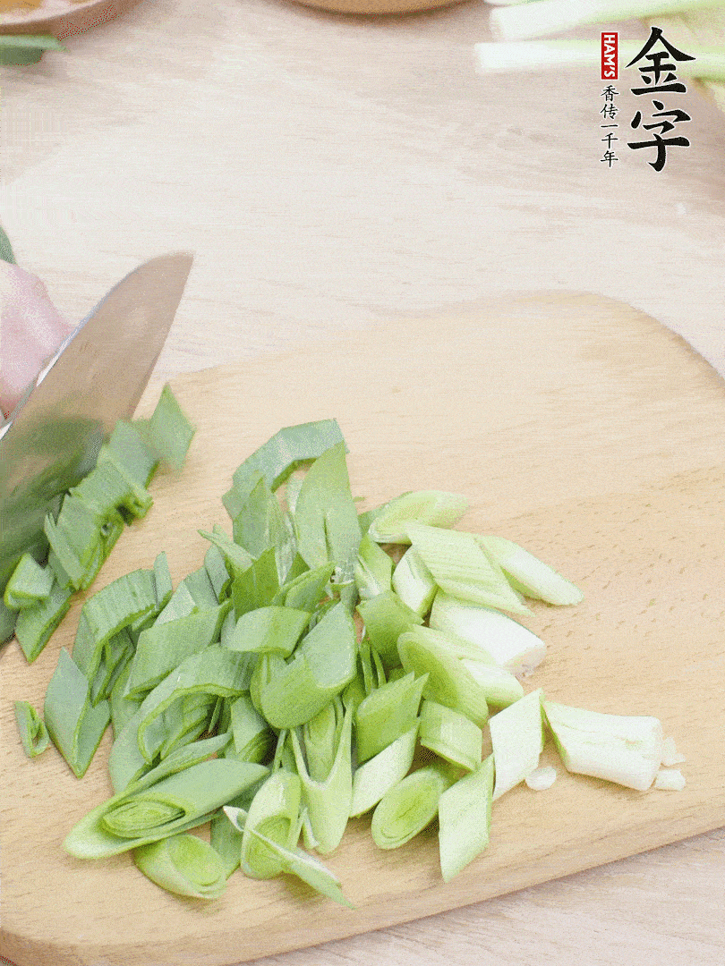 青蒜切段。（蒜白可以拍一下，再斜著切）