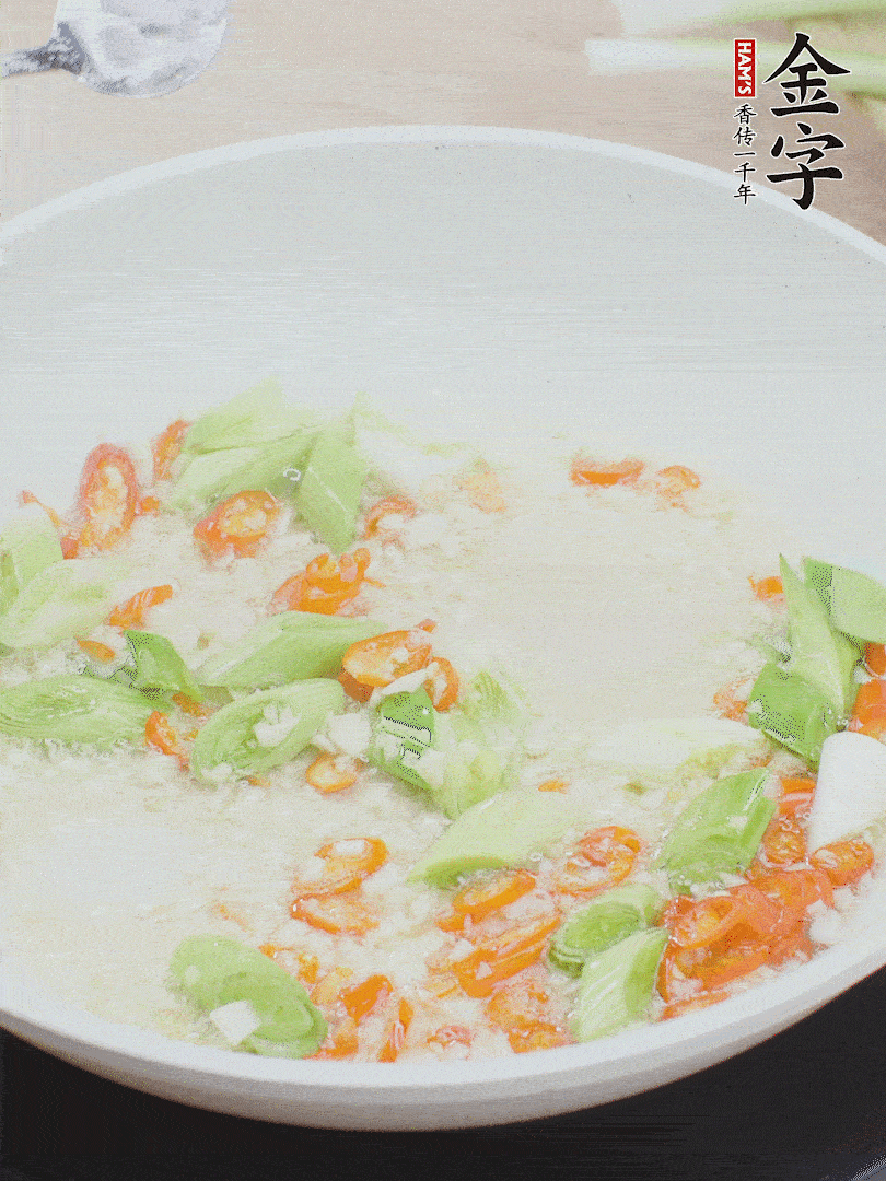 油5成熱時(shí)，下蒜末、辣椒、蒜白煸炒。