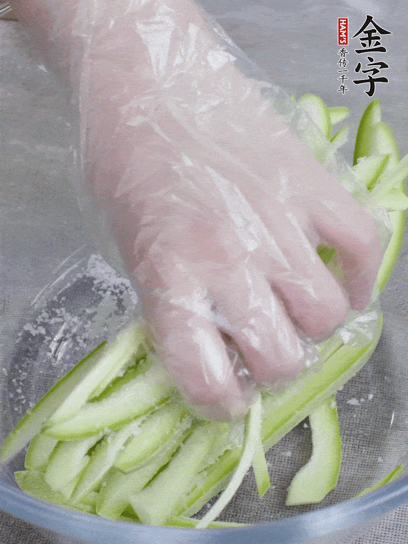 加鹽腌制15分鐘，清洗后擠干水份。