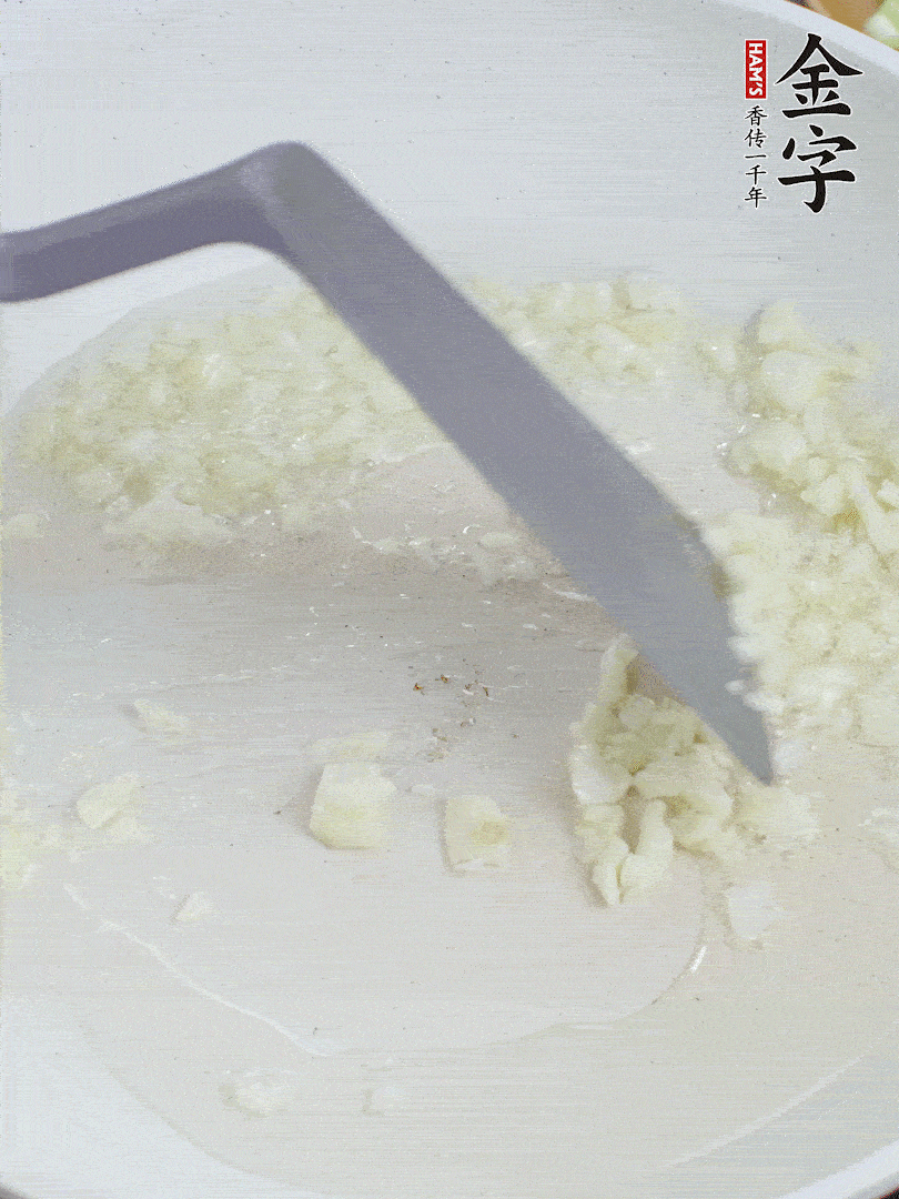 冷鍋熱油，下大蒜煎至兩面微黃。